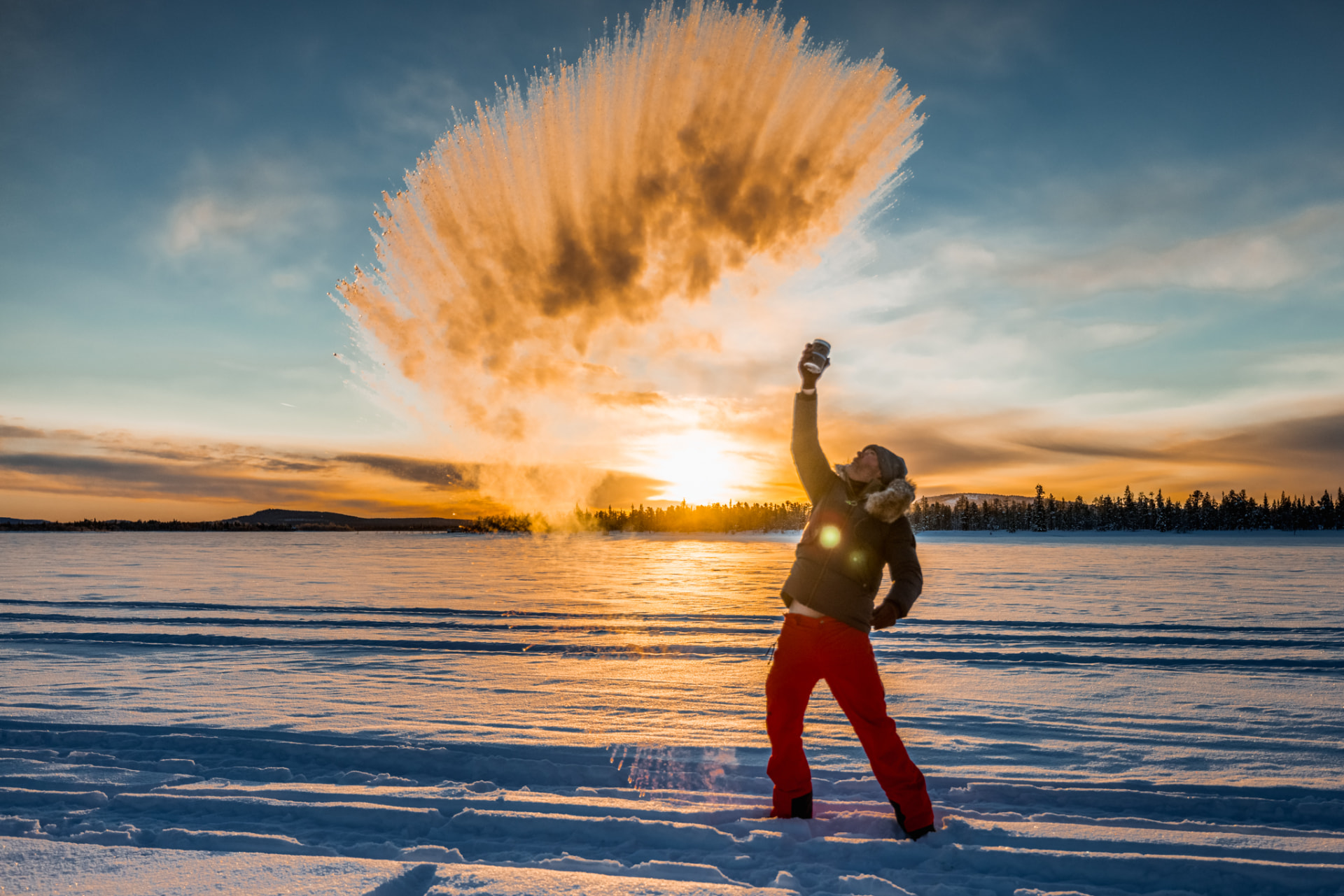 Weids besneeuwd landschap in Zweeds Lapland met één kleine figuur aan de horizon